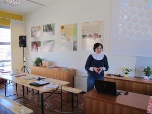 Sandra Rebek o apiterapiji